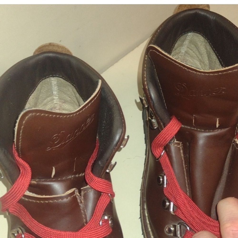 USA Handmade Danner Mountain Light Cascade Boots with Red Laces - Picture 7 of 8